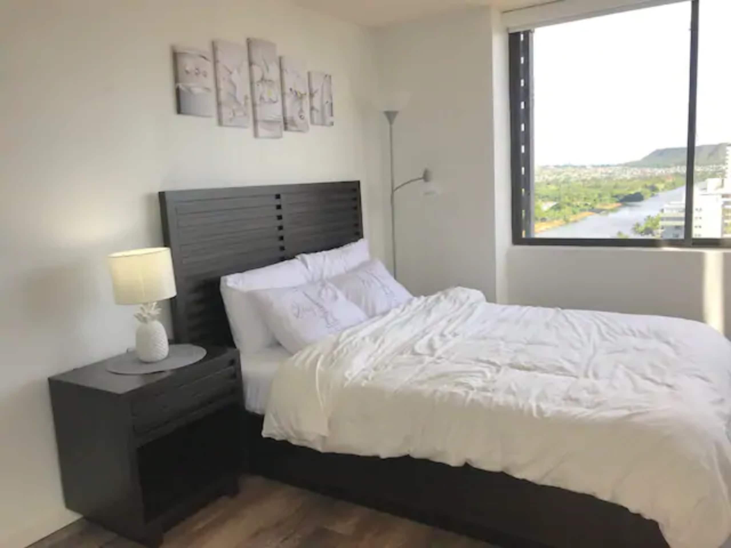 Condo in Honolulu · ★4.68 · Studio · 1 bed · 1 shared bath - Image 1