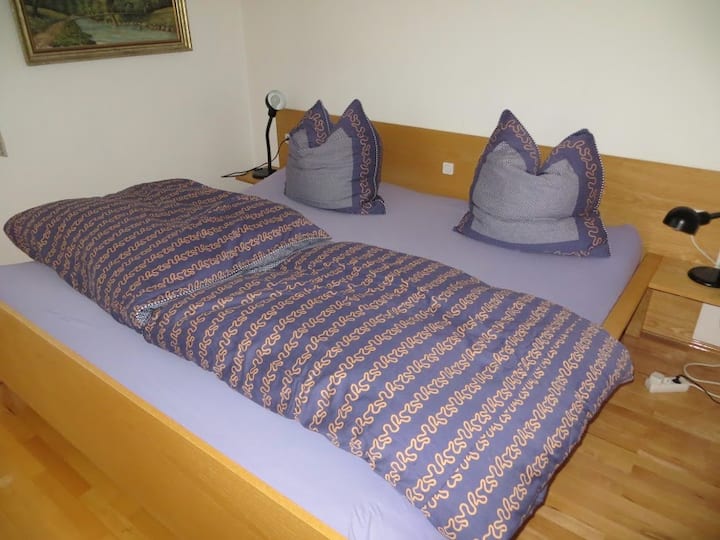 מיטת קינג בחדר השינה הראשי