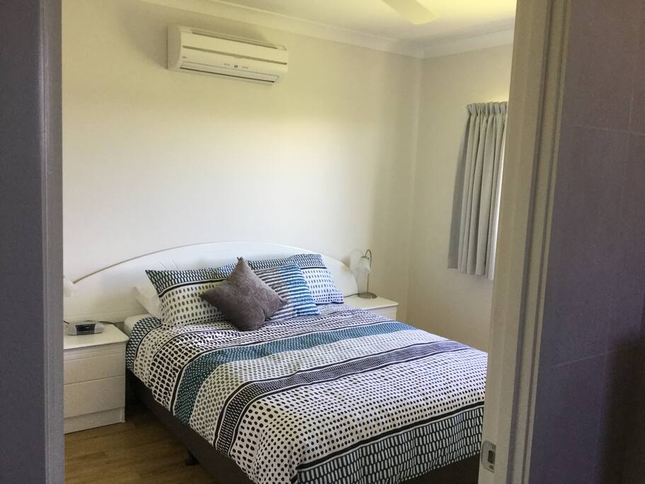 Very comfortable queen bed. Fan and air conditioning .