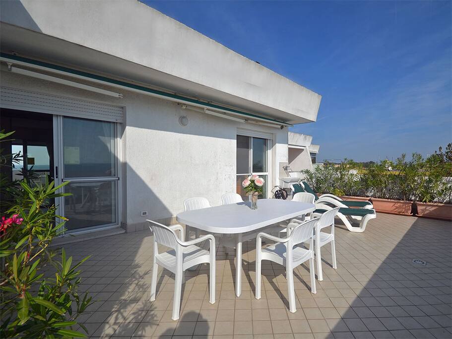 Ampia terrazza attico vista mare