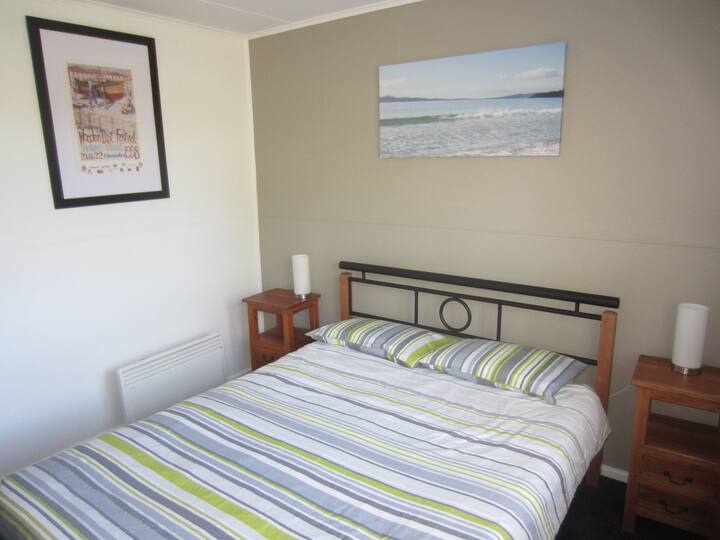 Bedroom 1, Queen Bed