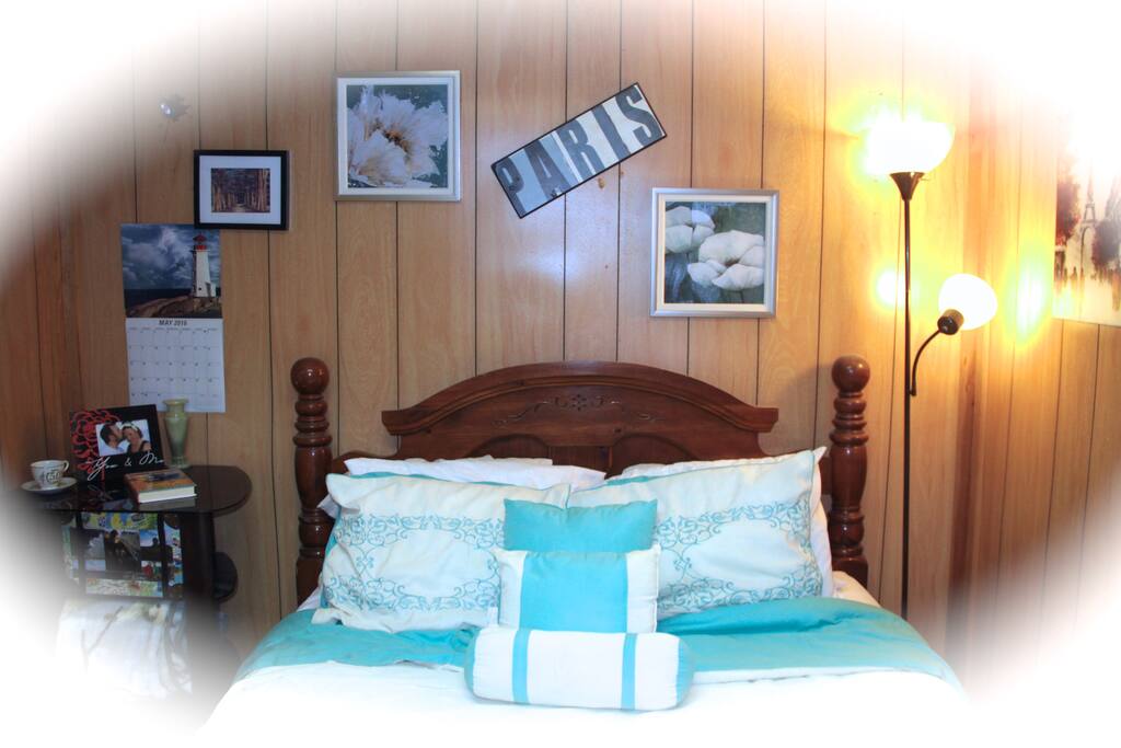 Queen size bed, comfortable, linens included. small electric fireplace for ambiance and a little heat:)