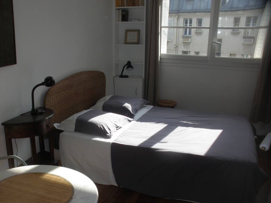 Chambre sur cour plein sud, très lumineuse, double vitrage, lit 140.