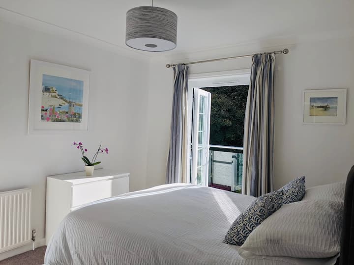 ห้องนอน 1 พร้อมเตียงคิงไซส์ (สามารถทำเป็นเตียงเดี่ยว 2 หลังได้หากจำเป็น)