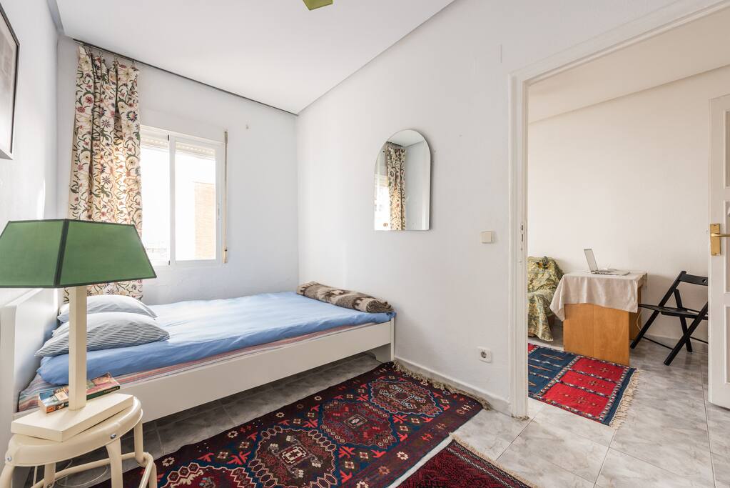 Bedroom and sitting-room/dormitorio y salon/спальня и гостиная