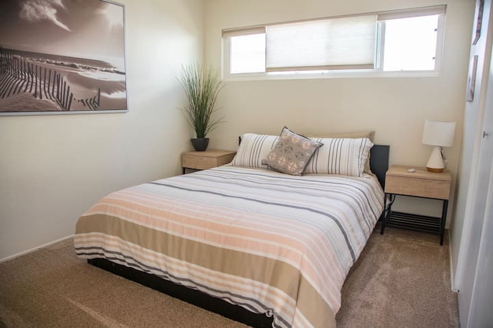 El dormitorio 1 cuenta con colchón queen de calidad, escritorio/tocador, televisión, armario/cómoda