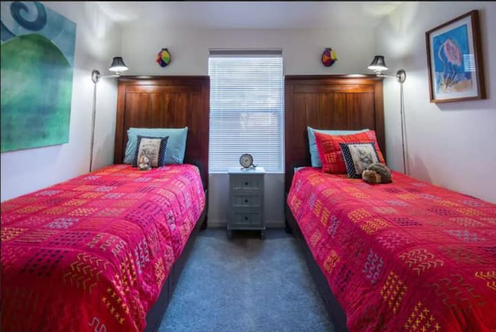 第3间卧室配备2张单人床