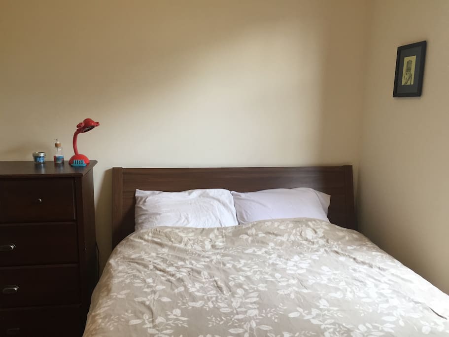 Main bedroom, queen size bed, air conditioning