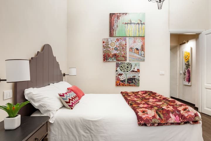 Walk to Ponte Vecchio from a Hip, Colorful Apartment gallery image 4