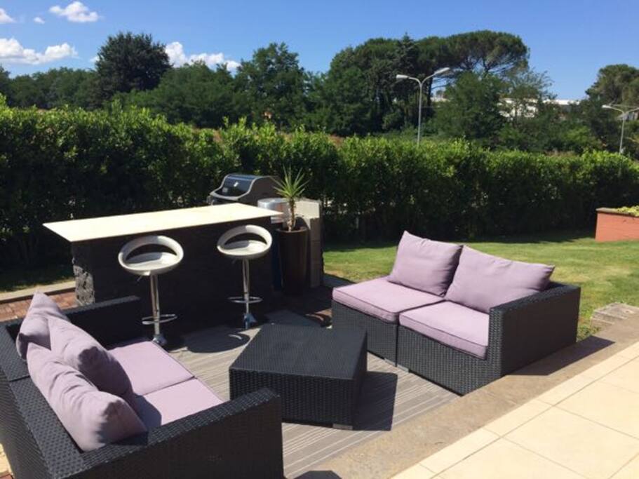 Outside Lounge / BBQ area