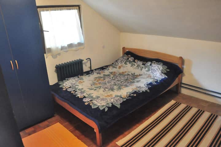 Spálňa. Drevené postele a pohodlné matrace.