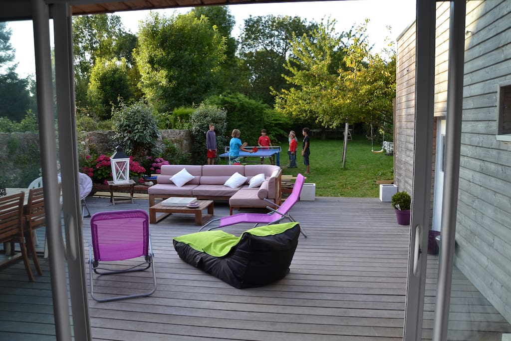 terrasse donnant sur un grand jardin au calme