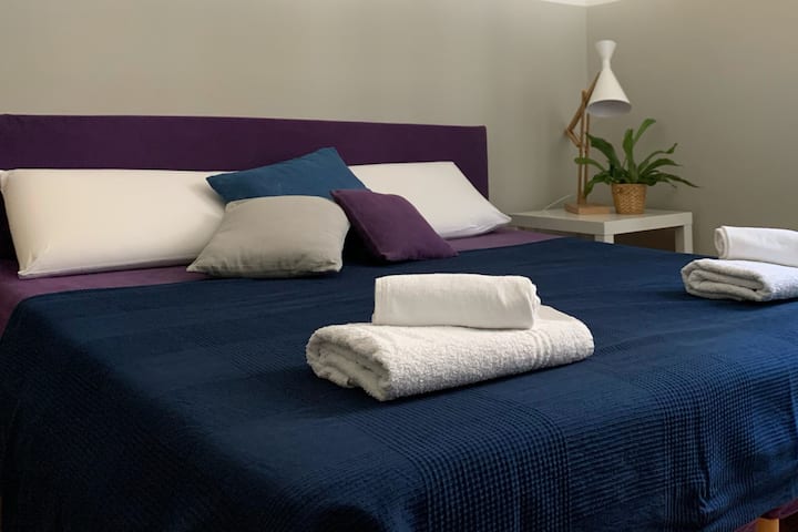 Soggiorno con letto matrimoniale- Living room with double bed