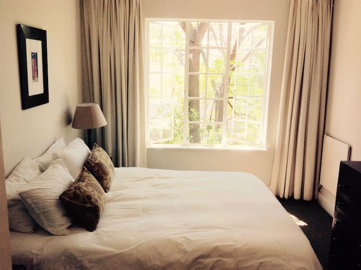 Втората спална соба е светла соба, со квалитетни постелнини и перници. 