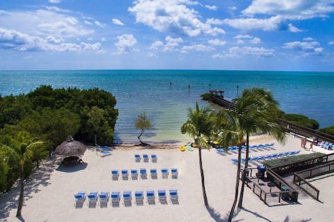Popular Airbnb listing: SPECTACULAR VIEWS OCEAN FRONT MODERN BEACH CONDO! in Tavernier