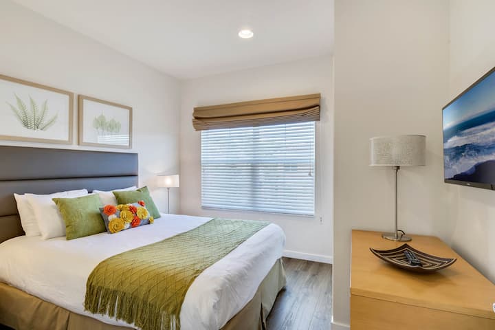 Seconda camera da letto con letto queen-size e TV