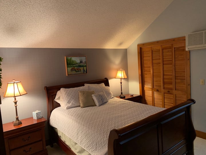 Spálňa na poschodí bez balkóna. Manželská posteľ 