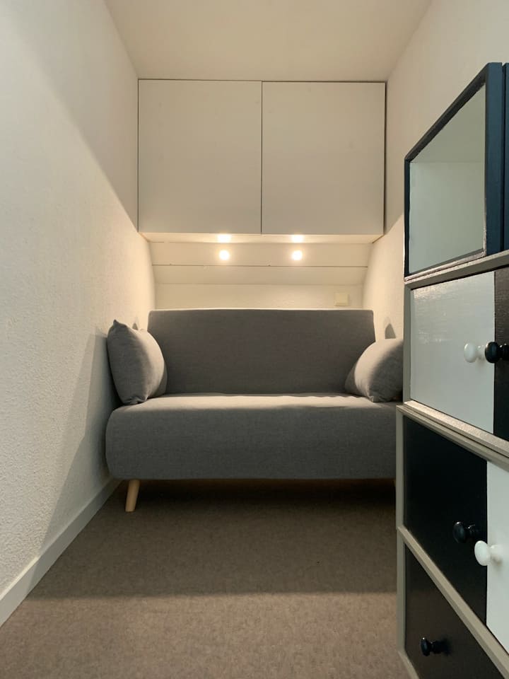 BZ （沙发床）允许在楼上的平台上睡一人。