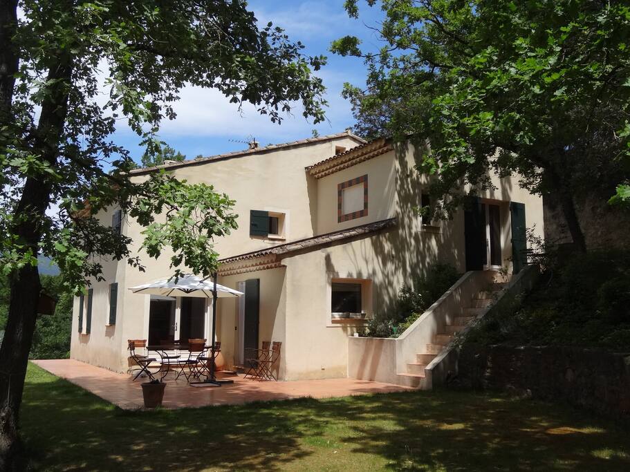 La maison et sa terrasse basse