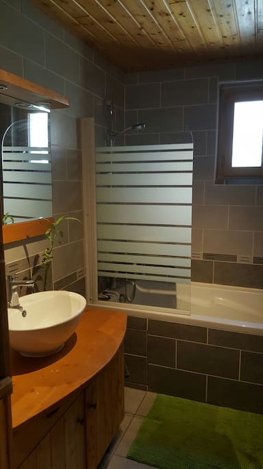 Salle de bain commune à disposition
