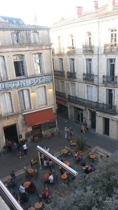 vue sur la place depuis le salon
