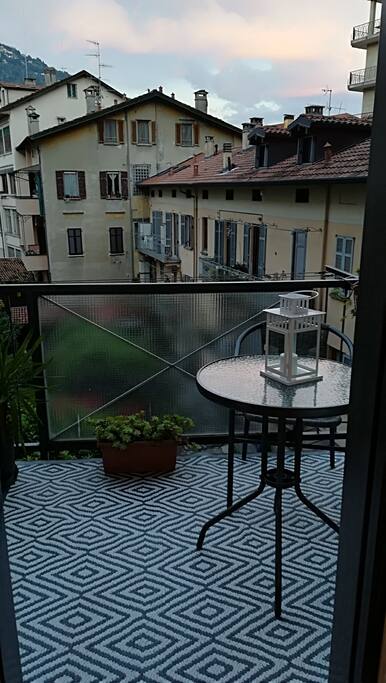 Balconcino con tavolo e sedie