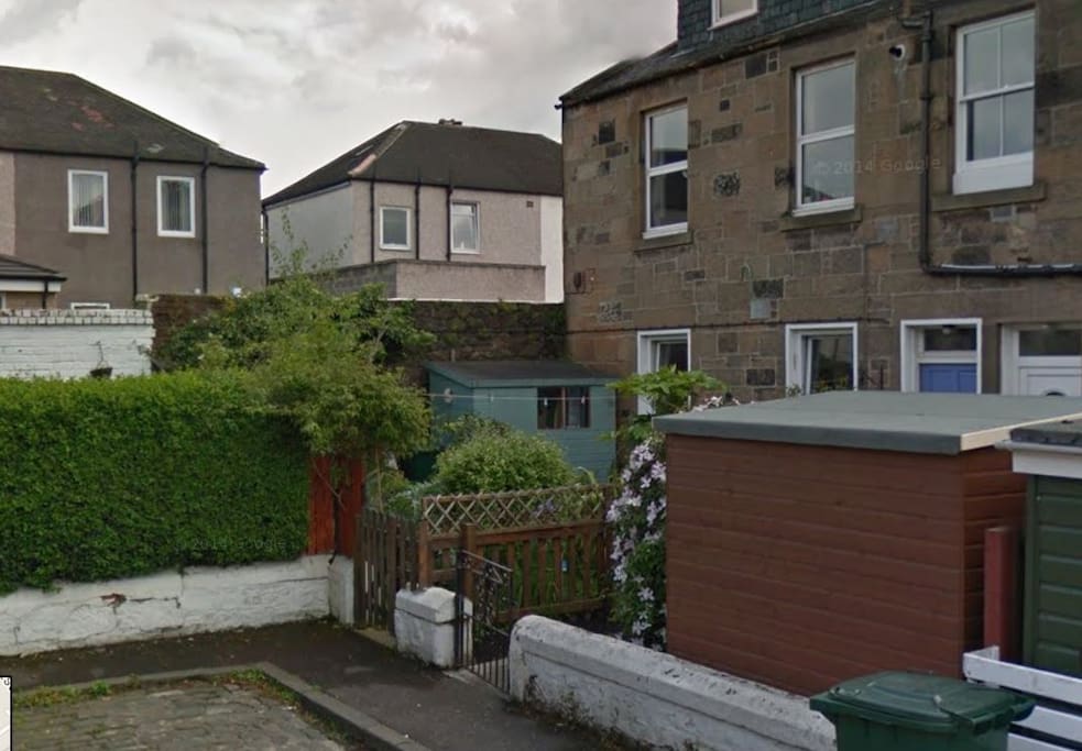 Beautiful outdoor garden, spacious and closed off. Lock up shed.