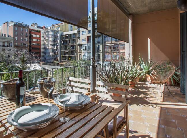 Style Exclusive apartment with views to Casa Mila gallery image 3