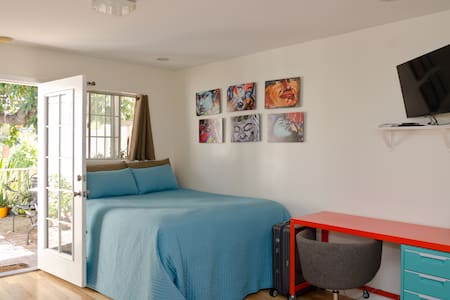 Welcome to  Lago, gem of Silverlake