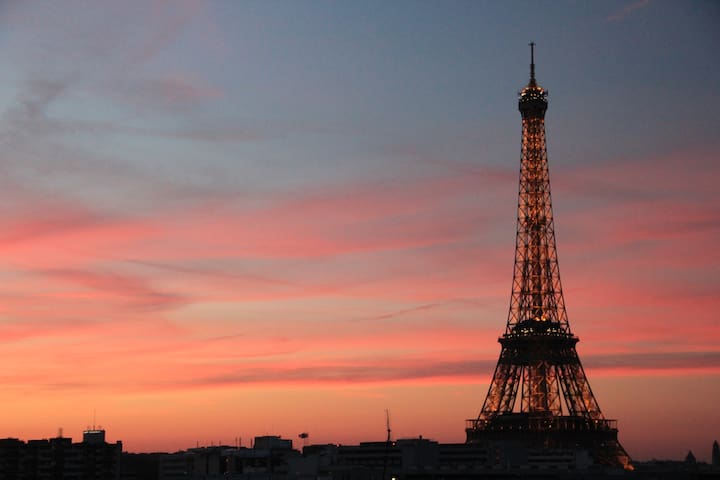 2 rooms+balcony view of Eiffel Tower from your bed