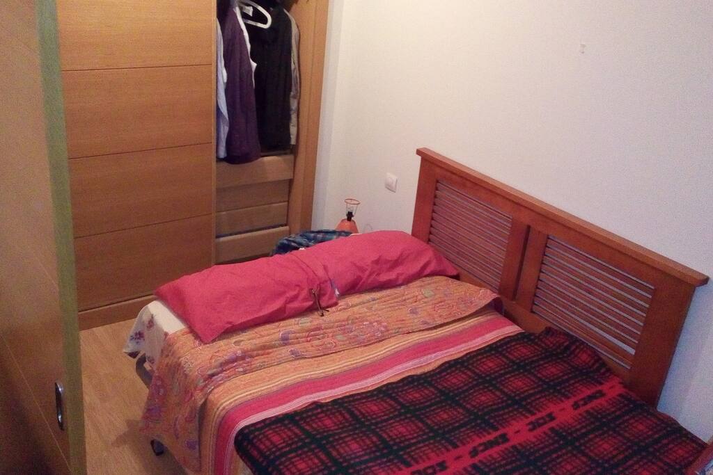 Dormitorio con amplio armario.
