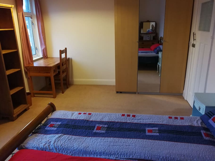 Spacious double room with double bed (135cm)