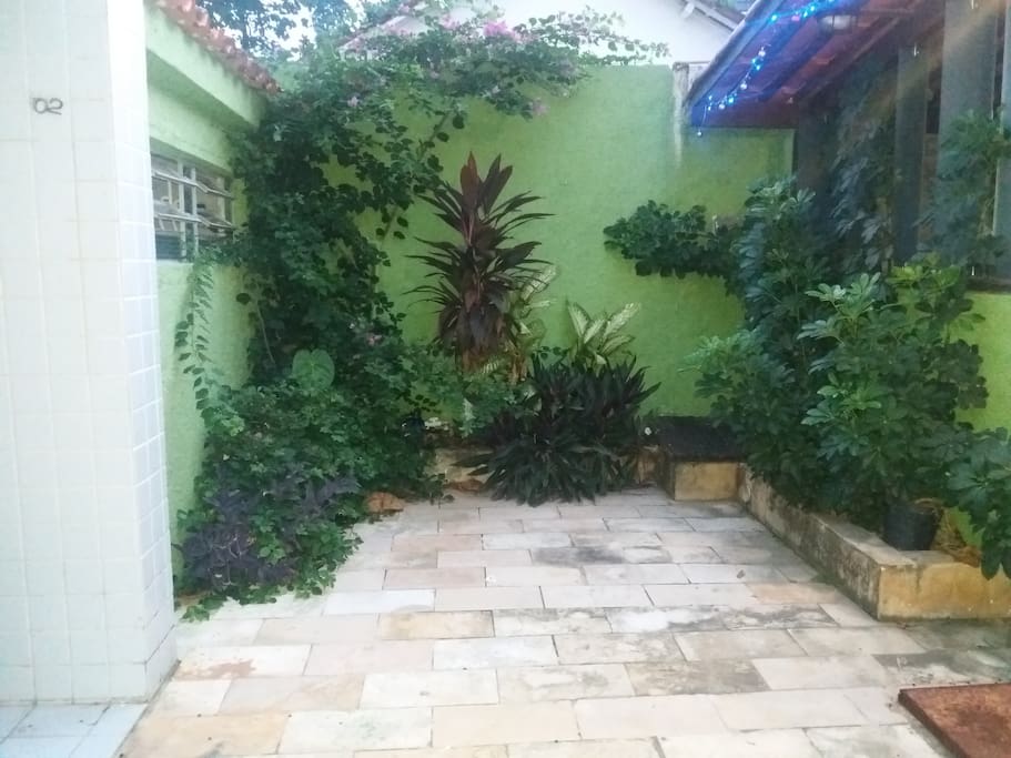 Jardim da casa. Nenhum hóspede sairá da minha casa sem levar ao menos alguma semente de algo :)