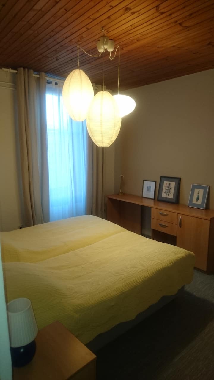 Dhomë gjumi 1 me tavolinë pune