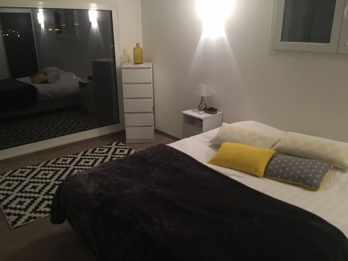 master bedroom with a large fixed glass window: sea view and La Ciotat and a bathroom and toilet (160cm bed)  and ambilight TV