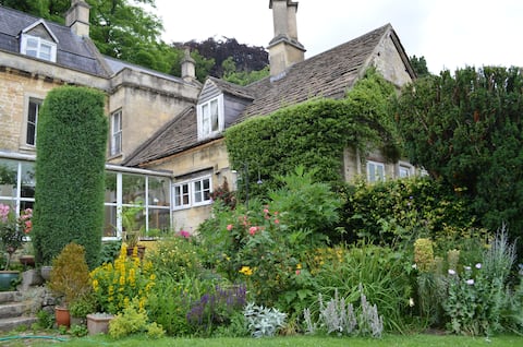 Charming 17th century cottage in lovely village