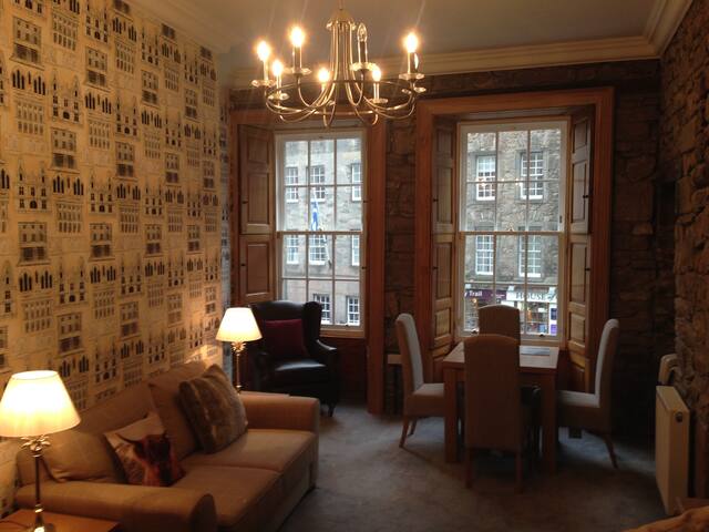 Top Royal Mile Lawnmarket Old Town gallery image 2