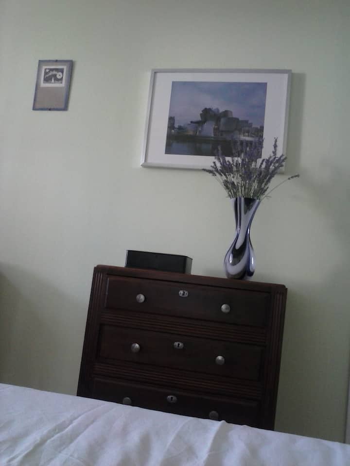 ห้องในลานบ้านพร้อมแจกันที่ได้รับแรงบันดาลใจ