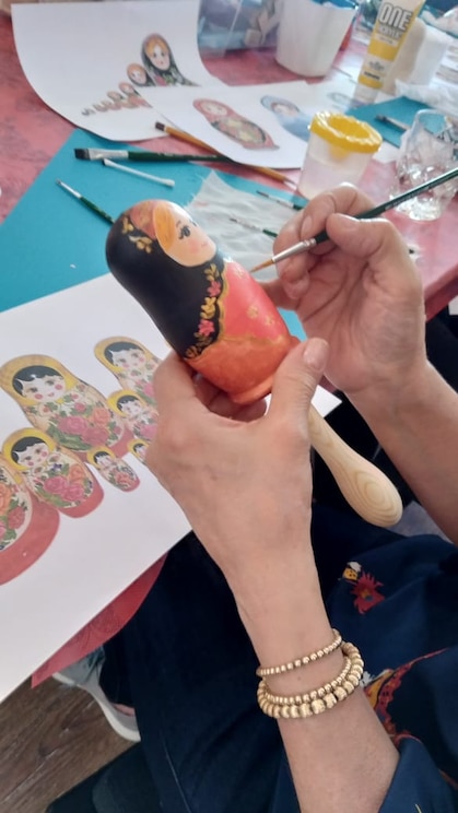 Show full-screen, host-provided image