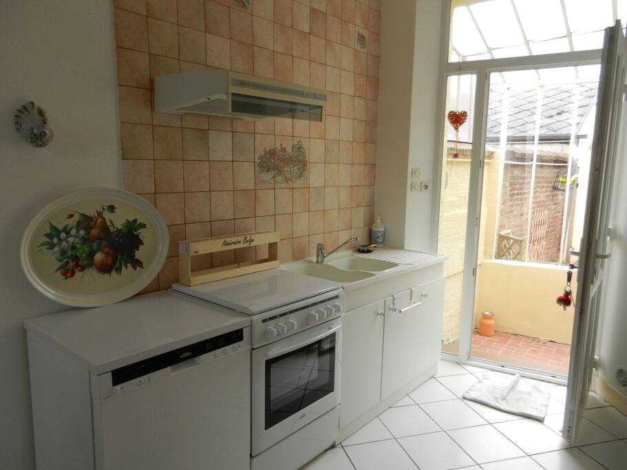 cuisine bien équipée donnant sur la veranda