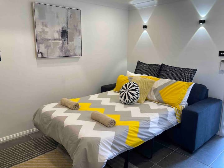 Spálňa 7, veľká rozkladacia pohovka s matracom s pamäťovou penou a vlastnou kúpeľňou