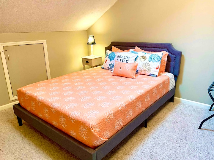 Cama tamaño queen en la planta superior