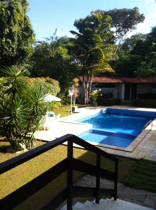 A piscina conta com uma parte infantil e de adultos