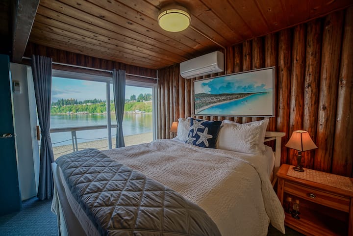 Queen Bed in Sauna House. Ensuite Bathroom attached