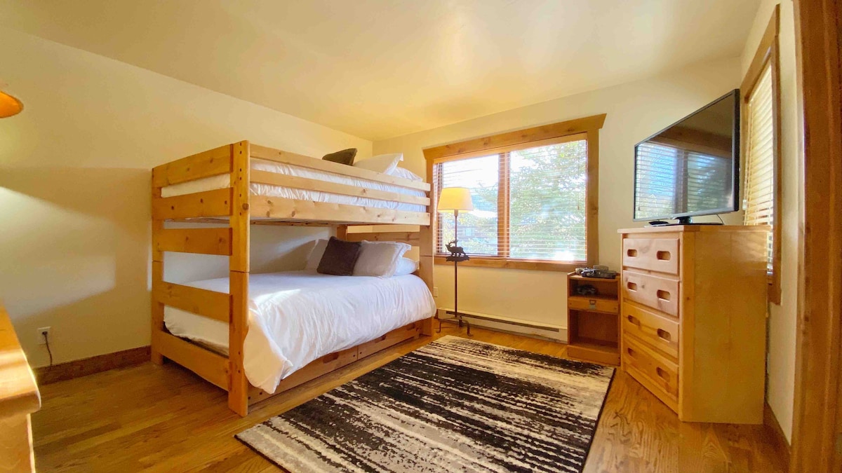 ห้องนอนชั้นแรกพร้อมเตียงสองชั้นขนาดใหญ่และเตียงเดี่ยวทีวีขนาดใหญ่พร้อม Nintendo 64 สำหรับเด็ก (และผู้ใหญ่!) ทีวียังมีเครื่องเล่นดีวีดี (ไม่มีเคเบิล) ห้องน้ำในตัว 