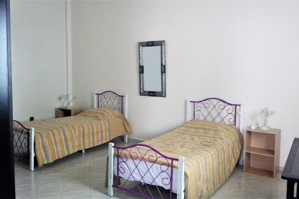 Chambre avec 2 lits et grande armoire