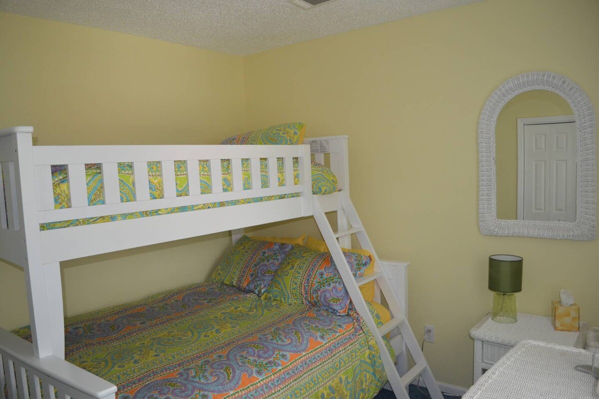 Habitación combinada con literas individuales/completas en la planta baja. 