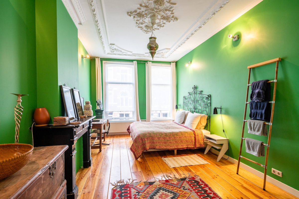 「绿色房间」（ 60平方米）设有独立卫生间/淋浴间、2米宽双人床、可欣赏花园景观的窗户。 