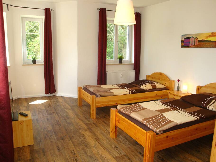 Schlafzimmer 1