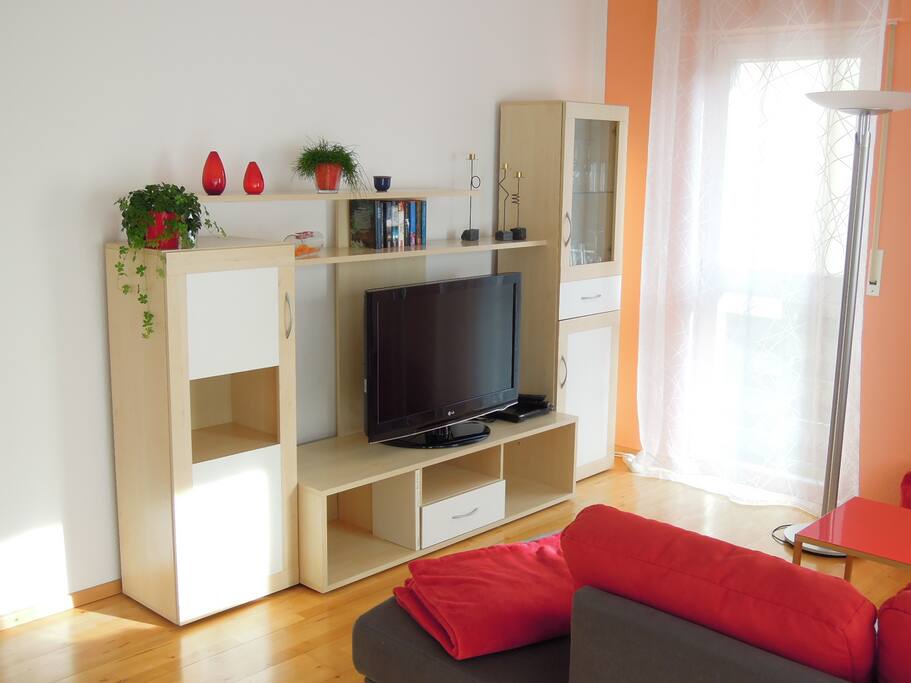 Helles Wohnzimmer mit Terrasse